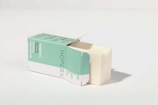 Fester weißer Seifenblock Bamboo Milk ohne Verpackung auf weißem Hintergrund