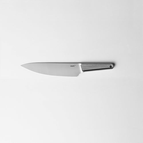 Geschmiedetes Kochmesser aus Edelstahl mit 20 cm Klinge auf weißem Untergrund.