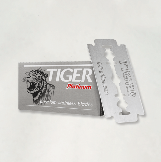 Eine Edelstahl Rasierklingen ausgepackt neben einer Packung Tiger Platinum