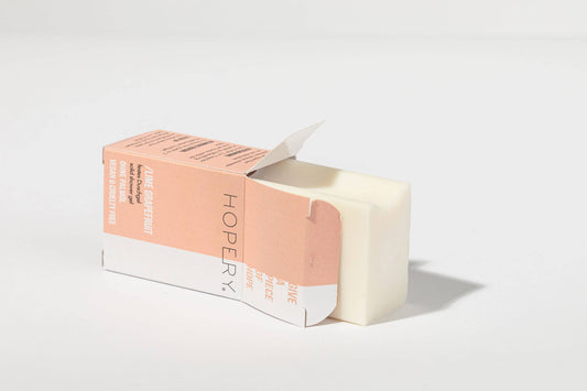 Festes Duschgel Lime Grapefruit teilweise aus der Verpackung gezogen