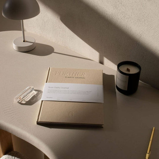 Planungsjournal zur Zielsetzung und Reflexion, stilvoll arrangiert mit Kerze