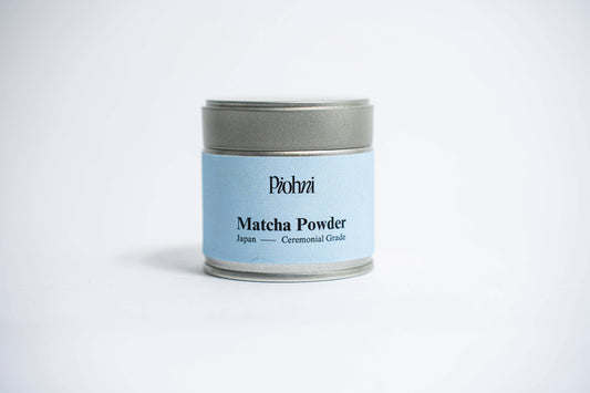 Zeremonieller Matcha frontal in Metall Dose