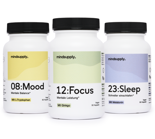 Drei Dosen Nahrungsergänzungsmittel mit der Aufschrift 08Mood, 12Focus und 23Sleep nebeneinander aufgestellt