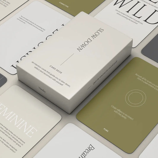 Nahaufnahme von Reflexionskarten auf Tisch, teilweise aufgefächert