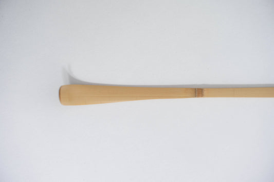 Gebogenes Ende eines Matcha Löffels