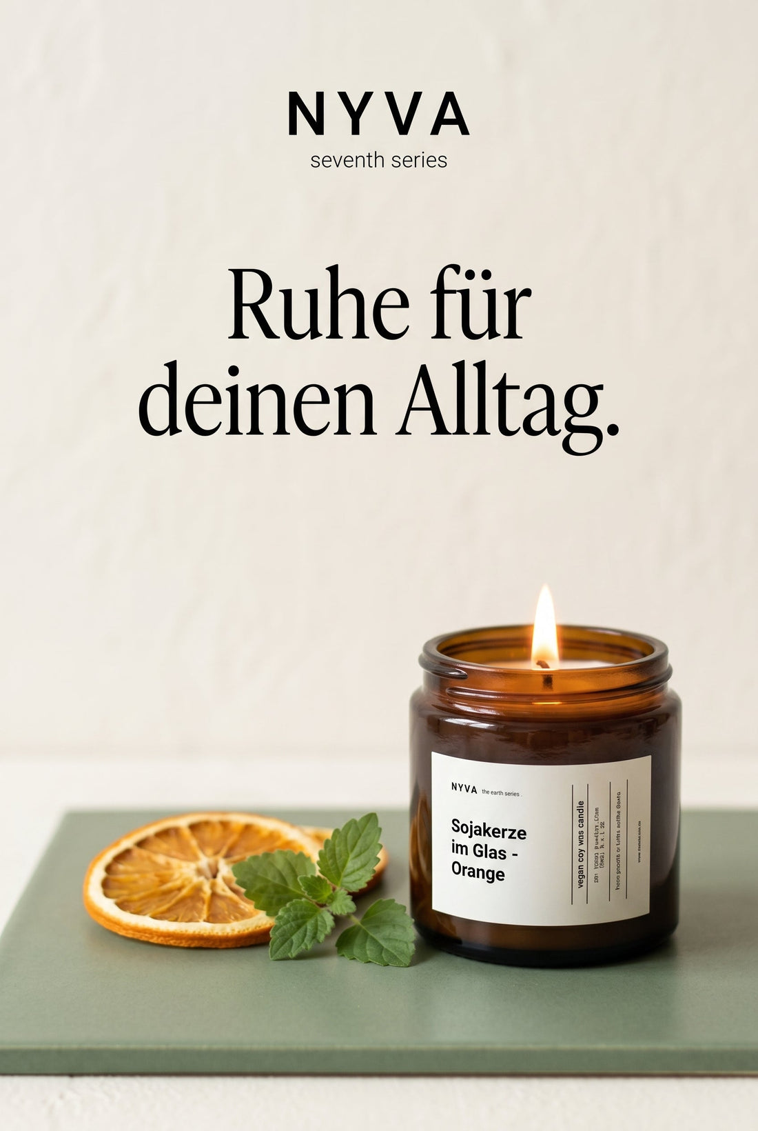 sojakerze vor weißen Hintergrund auf grünem Boden mit Titel. 
