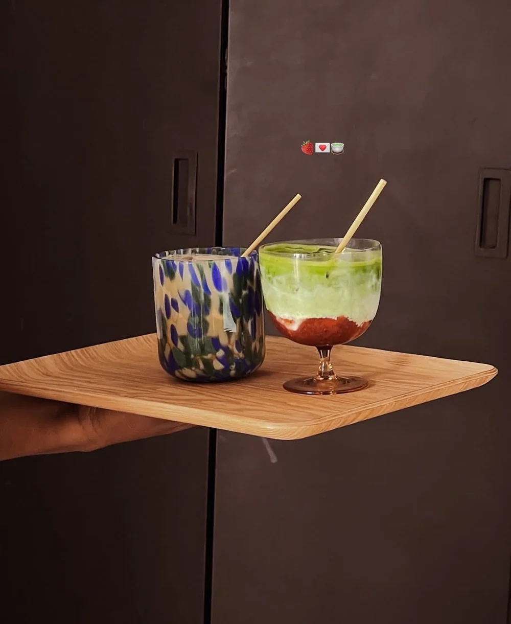 Strwaberry Matcha Latte im Glas auf einem Tablett