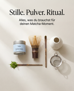 Matcha-Set auf weißen Hintergrund mit Sonne