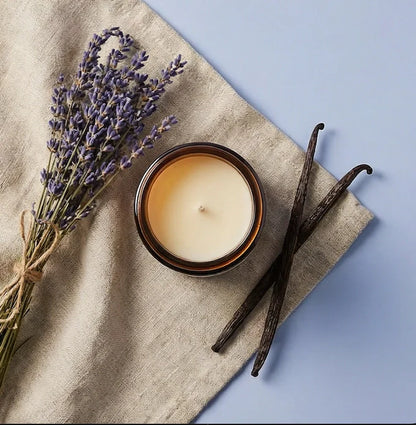 Sojakerze Inneres Licht mit Lavendel und Vanilleschoten auf Leinen