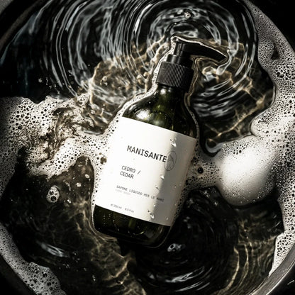 Manisante Cedro Flüssigseife in Wasser mit Schaum