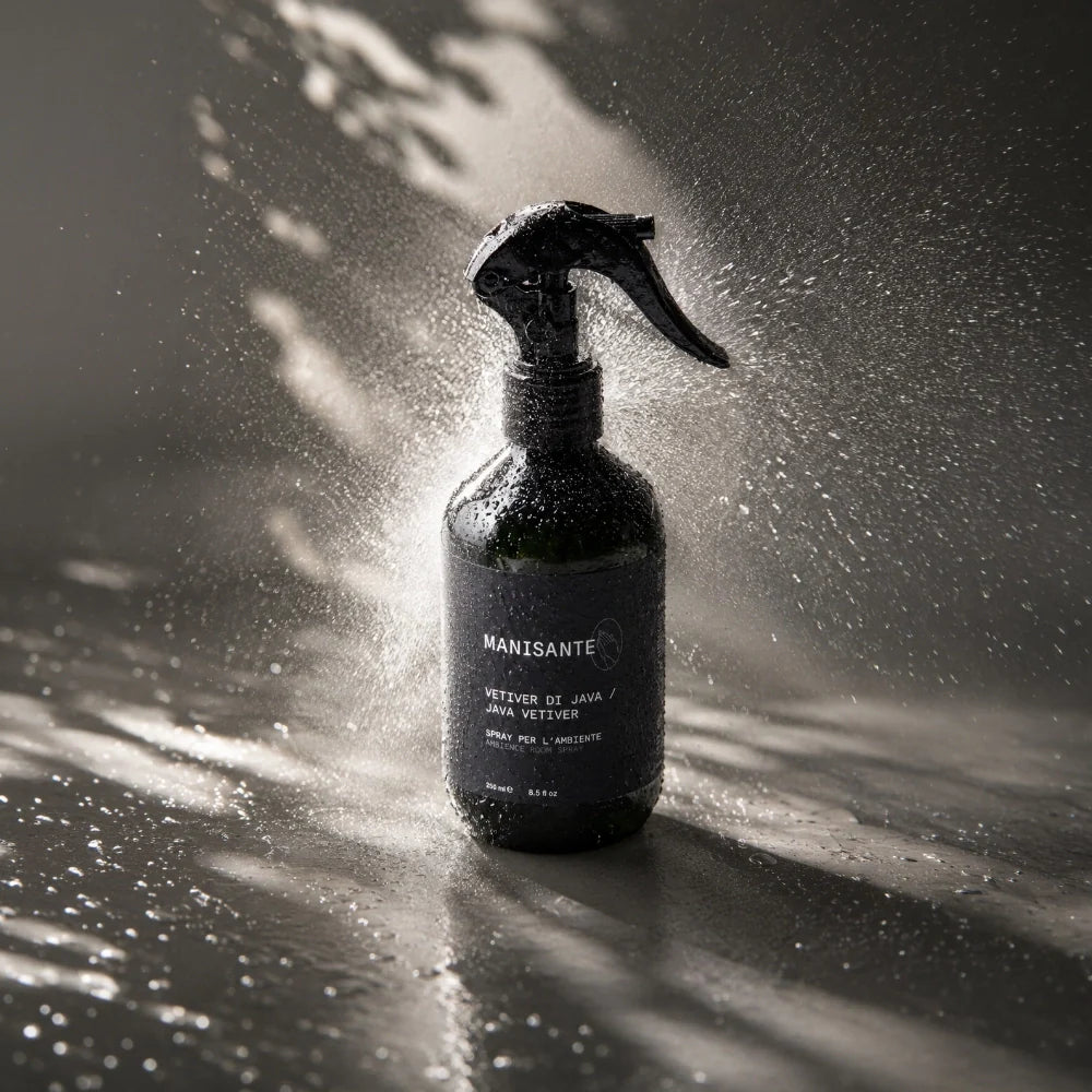 Manisante Java Vetiver Raumspray beim Sprühen im Gegenlicht