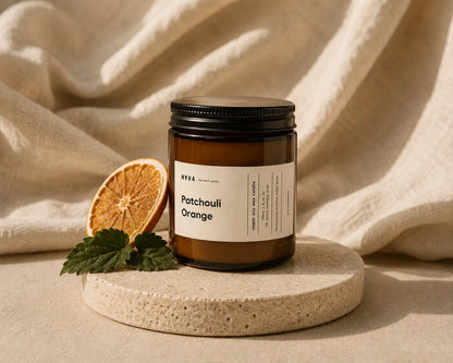 Sojakerze Patchouli Orange mit Orangenscheibe auf Steinpodest