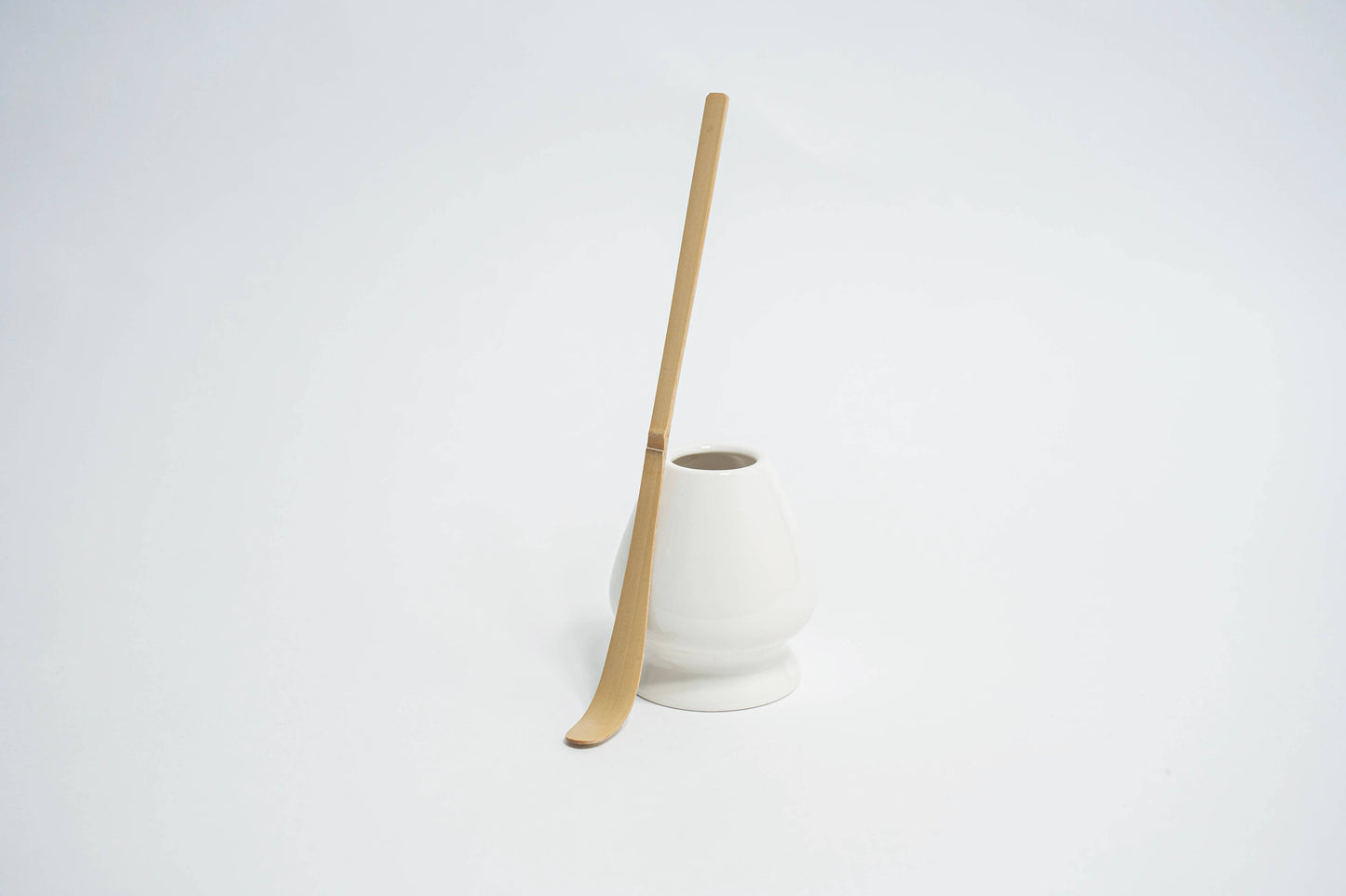 Japanischer Matcha Löffel für die Dosierung neben Matcha Schneebesen Aufbewahrungskeramik 