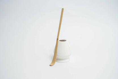 Japanischer Matcha Löffel für die Dosierung neben Matcha Schneebesen Aufbewahrungskeramik 