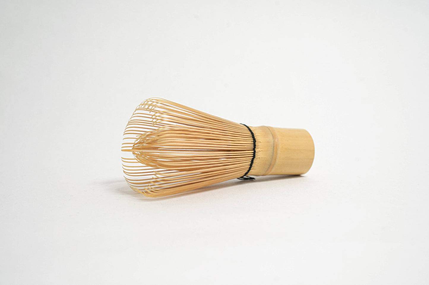 Bambus-Schneebesen zur Zubereitung von Matcha-Tee – liegend von vorne