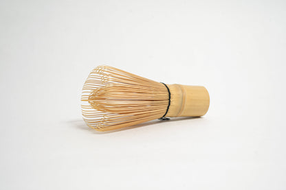 Bambus-Schneebesen zur Zubereitung von Matcha-Tee – liegend von vorne