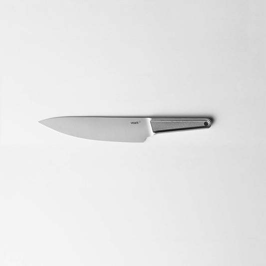 Geschmiedetes Kochmesser aus Edelstahl mit 20 cm Klinge auf weißem Untergrund.