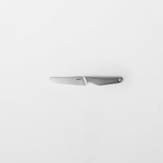 Edelstahl Messer mit Wellenschliff auf weißem Hintergrund