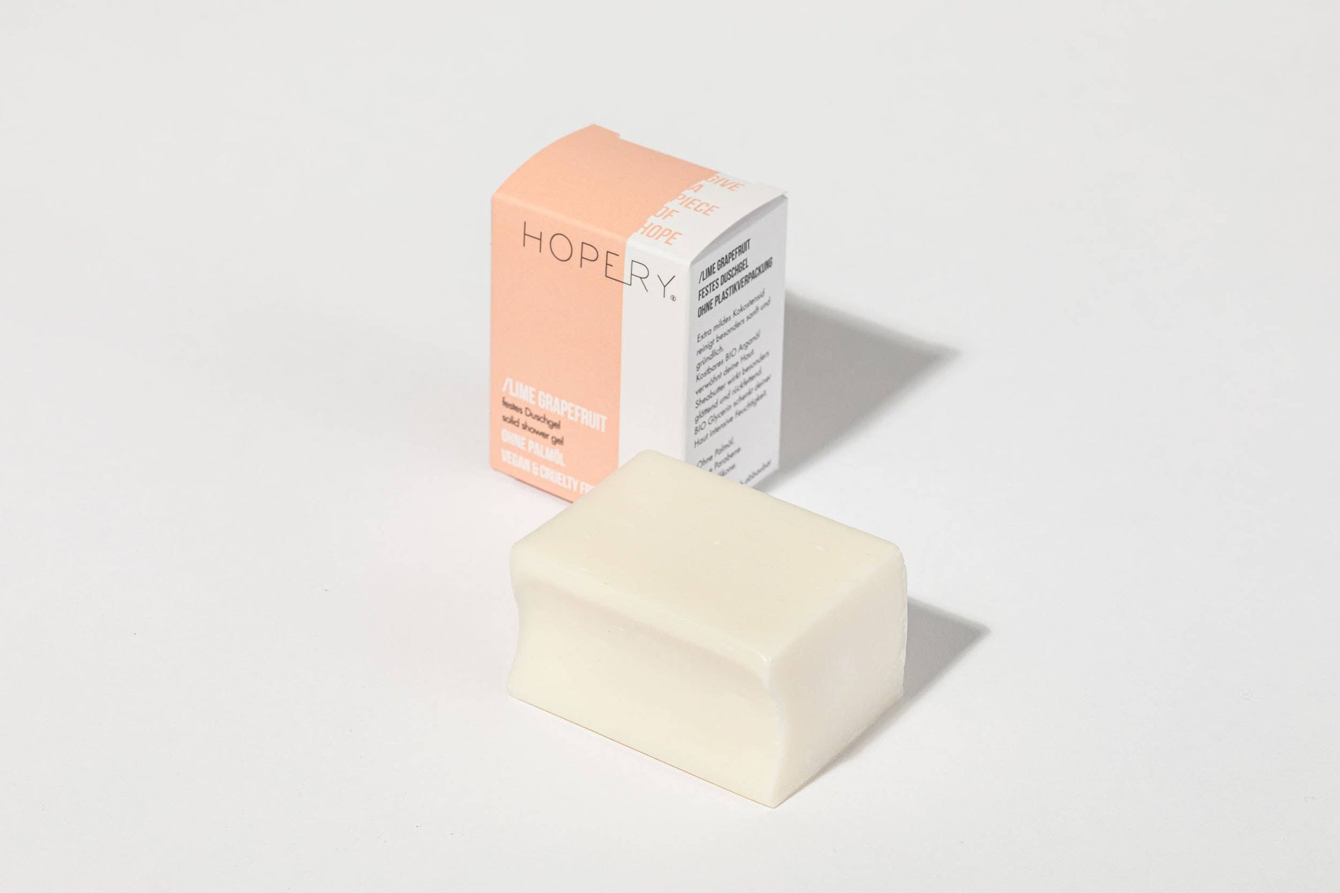 Zwei Seifenstücke Lime Grapefruit, eines ausgepackt, eines in der Verpackung