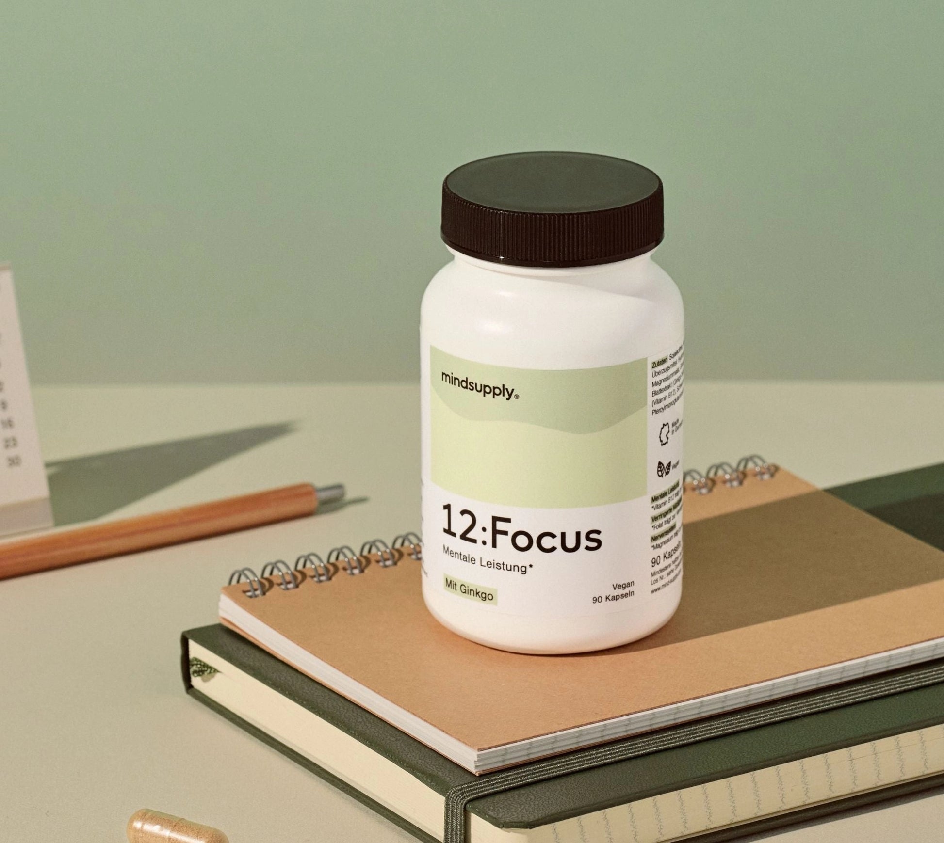 Focus supplement dose in Szene mit grünem Hintergrund 