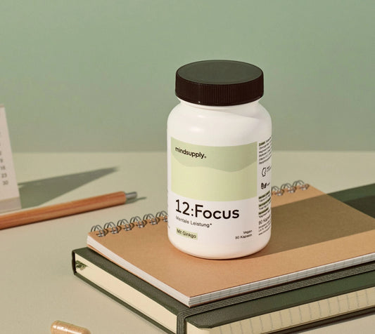 Focus supplement dose in Szene mit grünem Hintergrund 