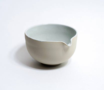 Matcha Chawan Schale frontal hellblau / grau mit Ausguss, glasiert 
