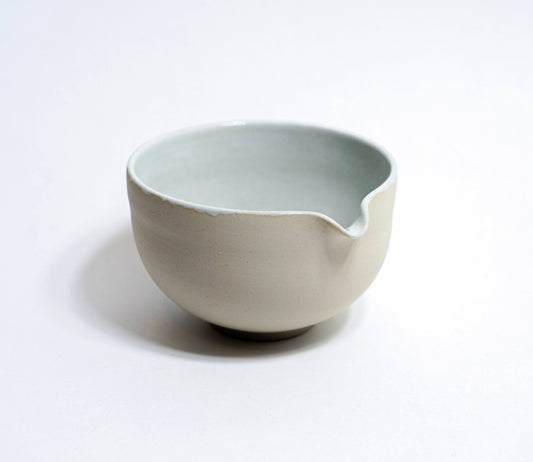 Matcha Chawan Schale frontal hellblau / grau mit Ausguss, glasiert 
