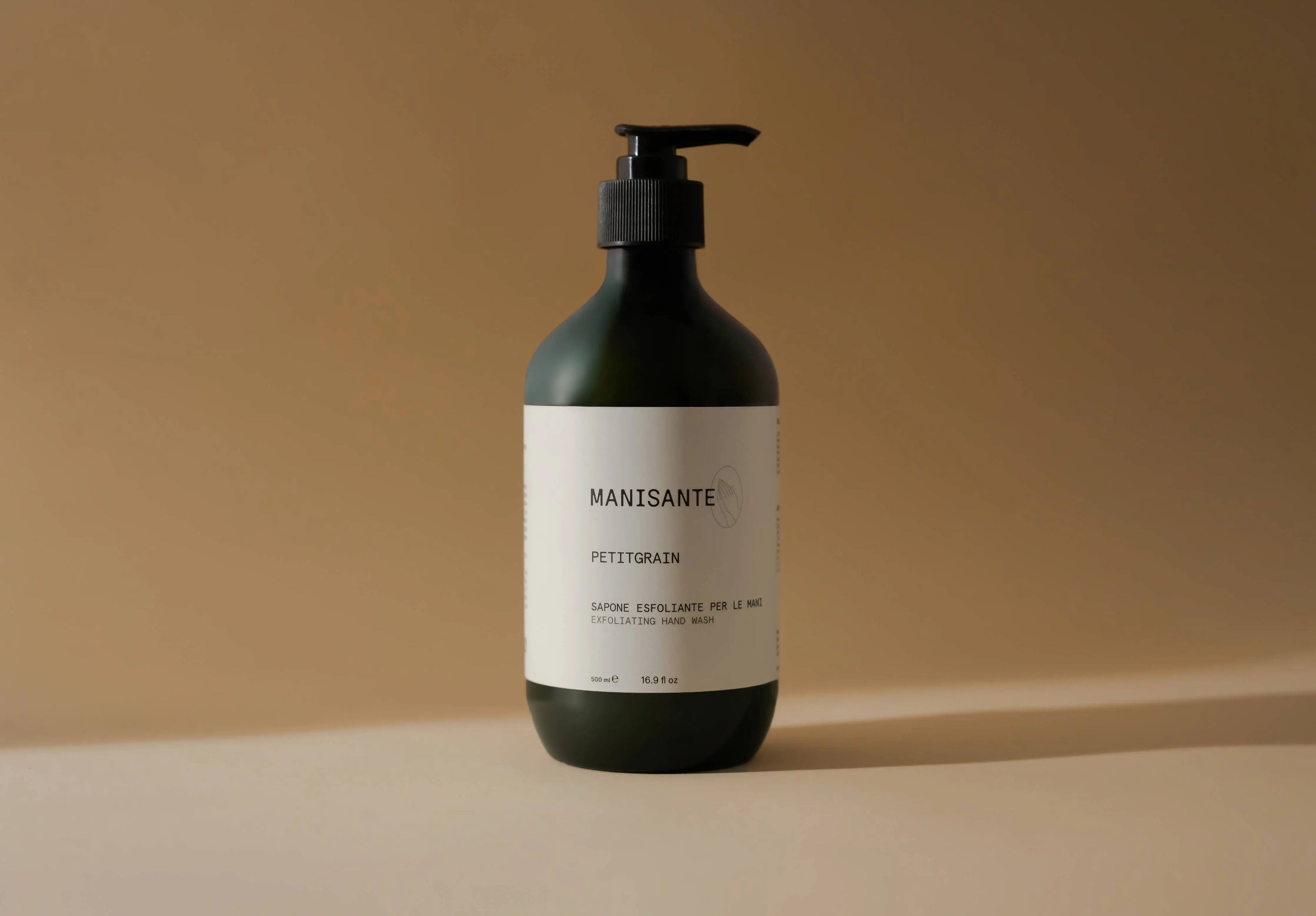 Handseife vor orangenen Hintergrund 