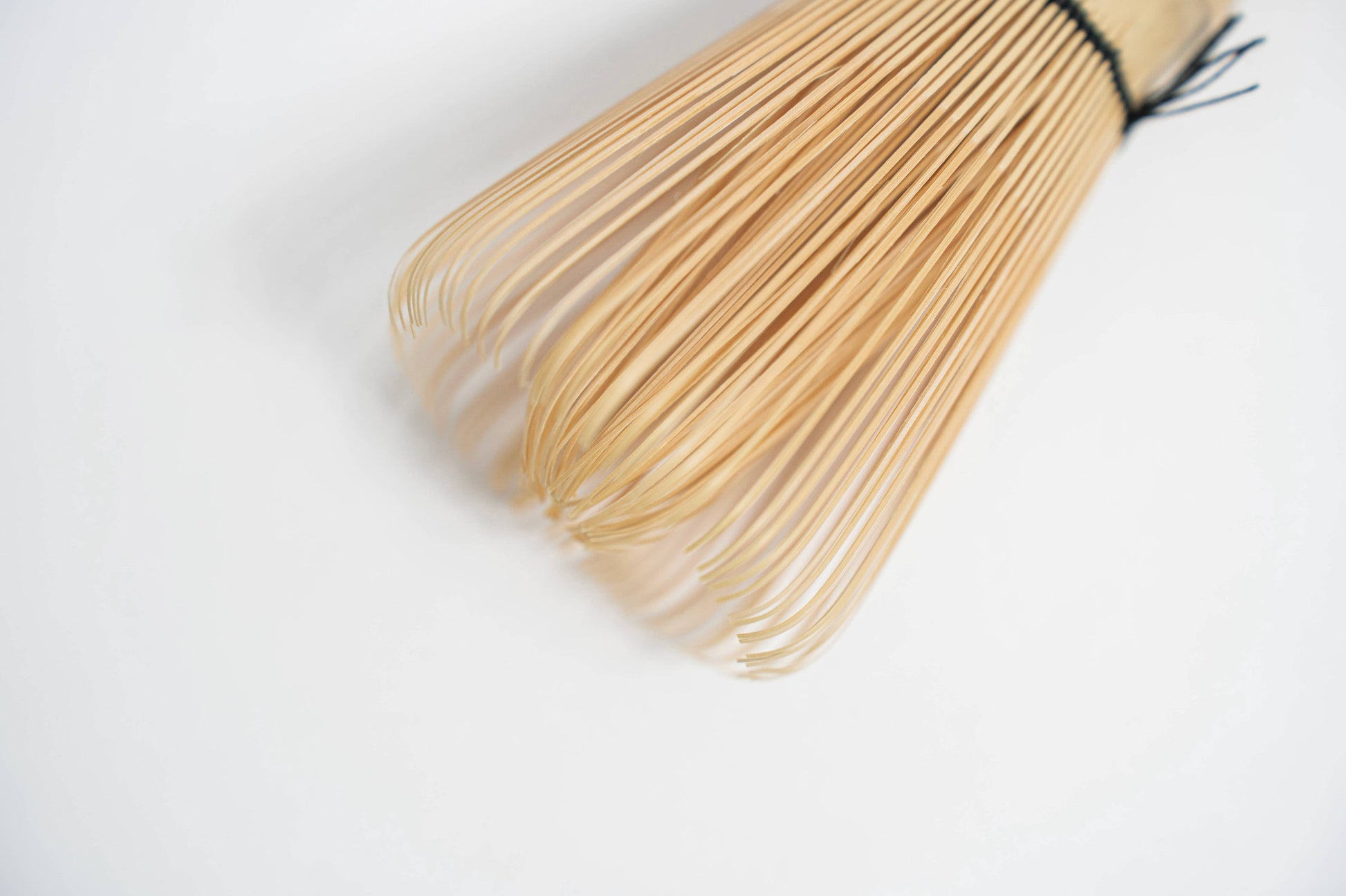 Detailansicht der feinen Borsten eines Matcha-Schneebesens aus Bambus von oben, heller Bambus