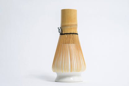 Matcha-Schneebesen aus Bambus – Seitenansicht auf einem Matcha Besen halter aus Keramik 