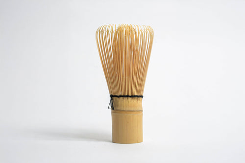 Matcha-Schneebesen aus Bambus – traditionell handgefertigt in Japan frontal, heller Bambus
