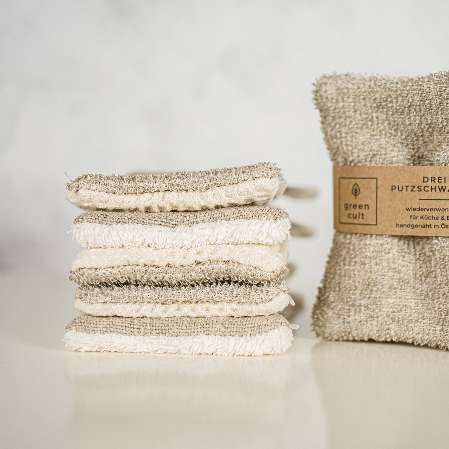 Küchenschwamm aus Baumwolle mit braunem Papierband und Beschriftung frontal