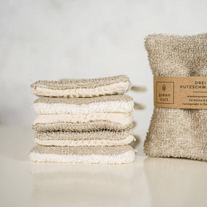 Küchenschwamm aus Baumwolle mit braunem Papierband und Beschriftung frontal