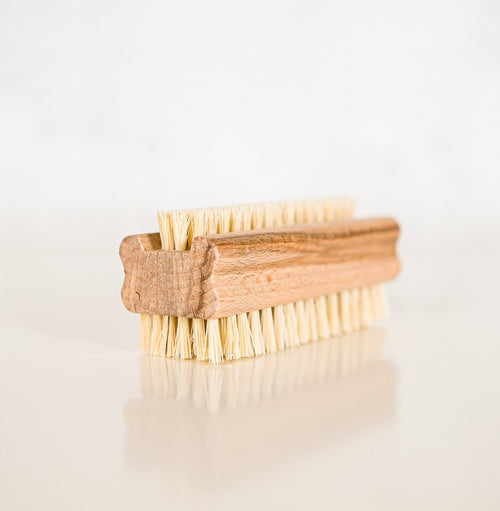 Holz-Nagelbürste aus unbehandeltem Buchenholz mit Fiber-Borsten – plastikfrei und vegan, frontal vor weißen Hintergrund
