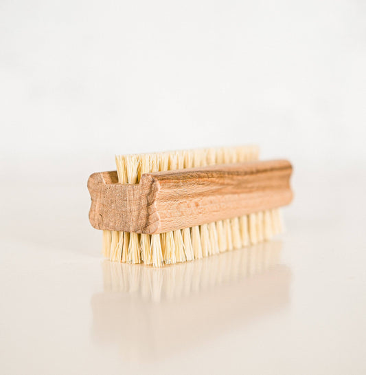 Holz-Nagelbürste aus unbehandeltem Buchenholz mit Fiber-Borsten – plastikfrei und vegan, frontal vor weißen Hintergrund