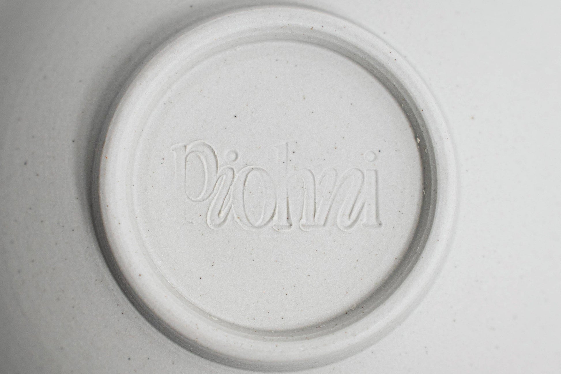 Piohni Logo im Boden der Matcha schale eingraviert, japanische Handarbeit getöpfert 