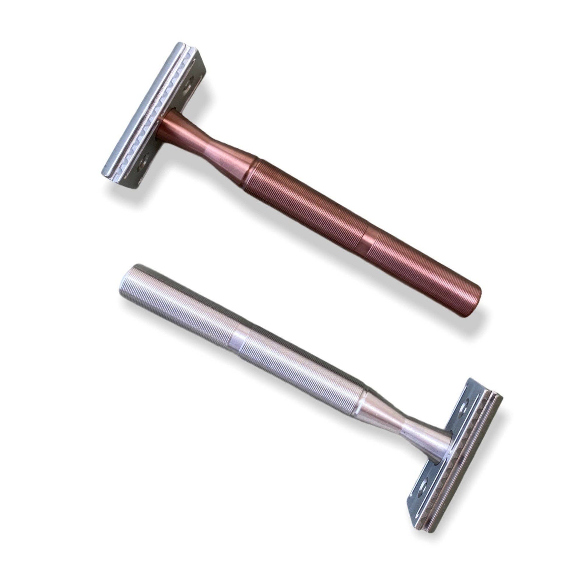 zwei Edelstahl Rasierer von oben in silber und rosa