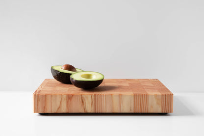Schneidebrett aus Kiefer im Stirnholz-Design mit halbierter Avocado