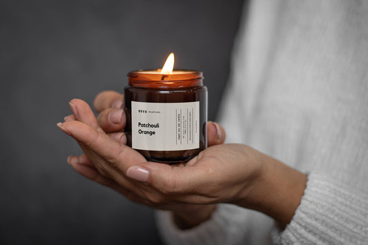 Sojakerze Orange im Glas, freigestellt, brennend, Duftnote: Orange & Patchouli