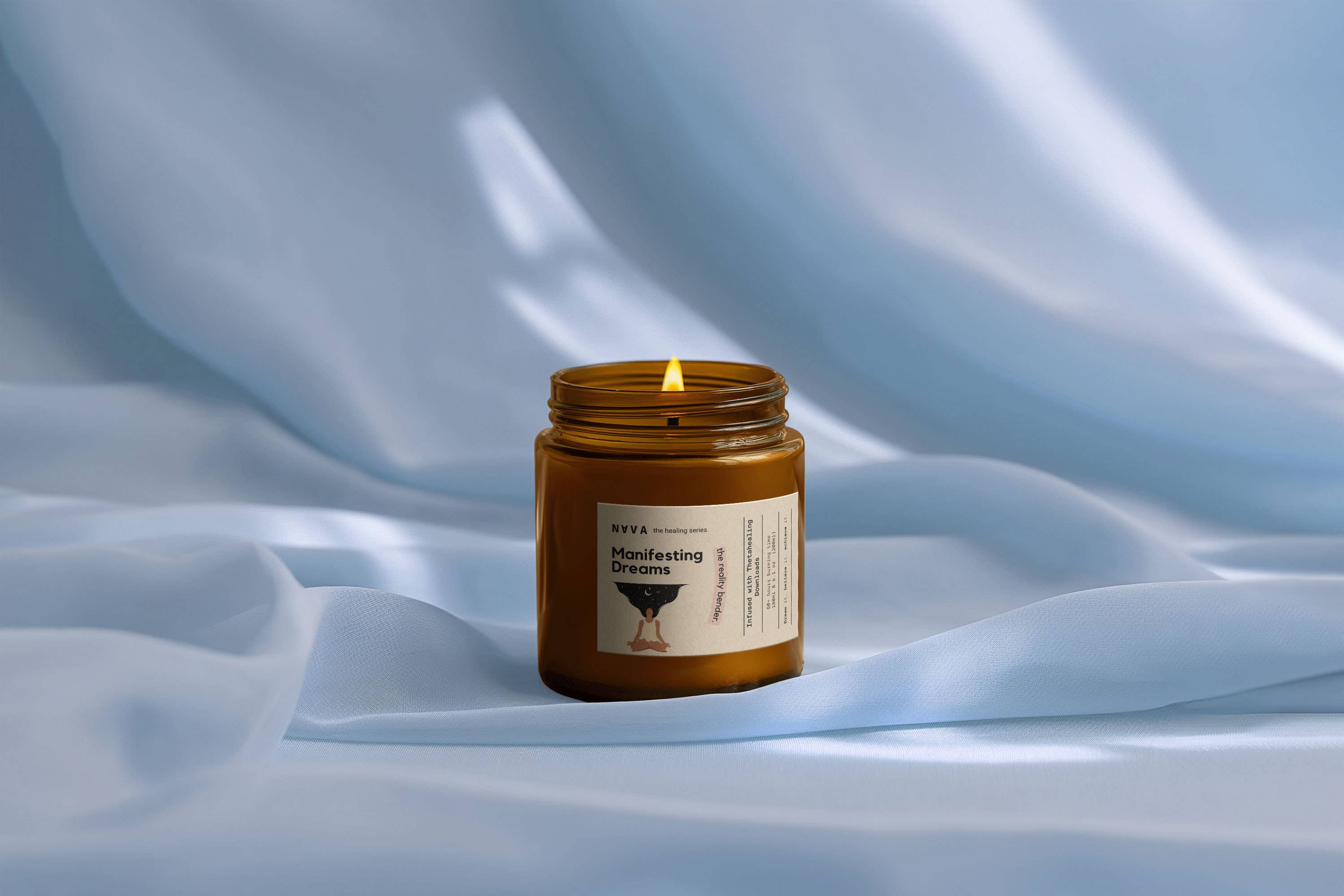 Sojakerze Träume mit Glas & Verpackung, freigestellt, eindekoriert mit blauem Hintergrund, angezündet 