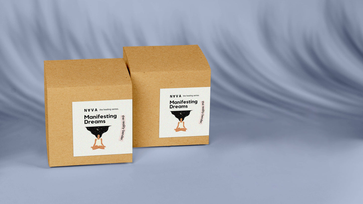 Manifesting Dreams Kerze eingepackt in Papier / Karton, recyclebarer Verpackung, blauer Hintergrund 