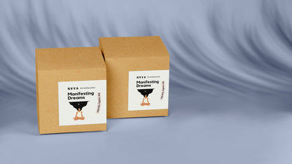 Manifesting Dreams Kerze eingepackt in Papier / Karton, recyclebarer Verpackung, blauer Hintergrund 