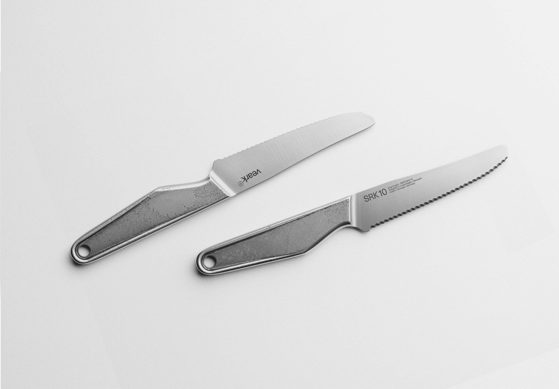 Zwei Edelstahl Messer mit Wellenschliff nebeneinander von oben 