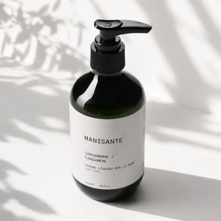 Manisante Kardamom Handseife in dunkler Flasche mit Schattenspiel
