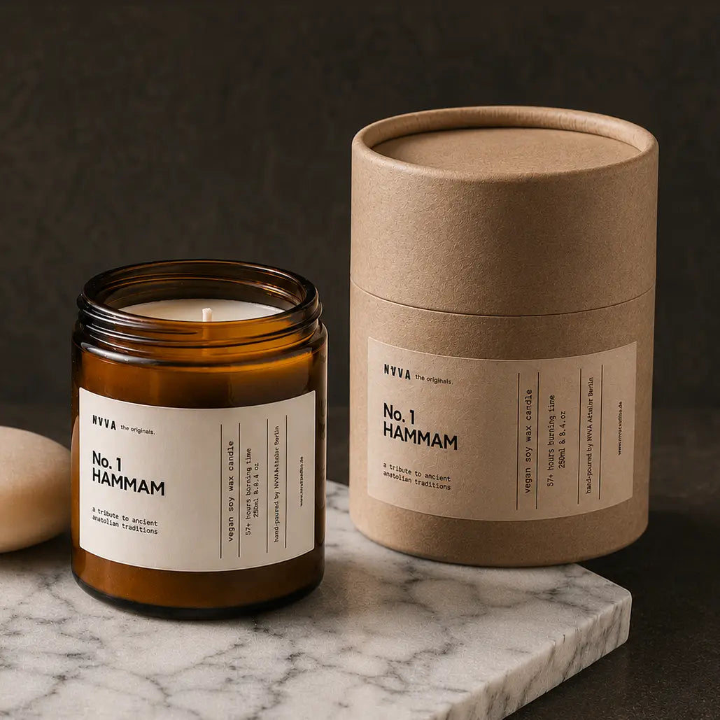 Sojakerze Hammam brennend neben Kraftpapier-Verpackung auf Marmor