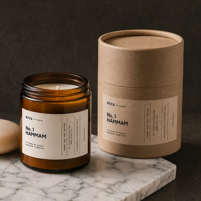 Sojakerze Hammam brennend neben Kraftpapier-Verpackung auf Marmor