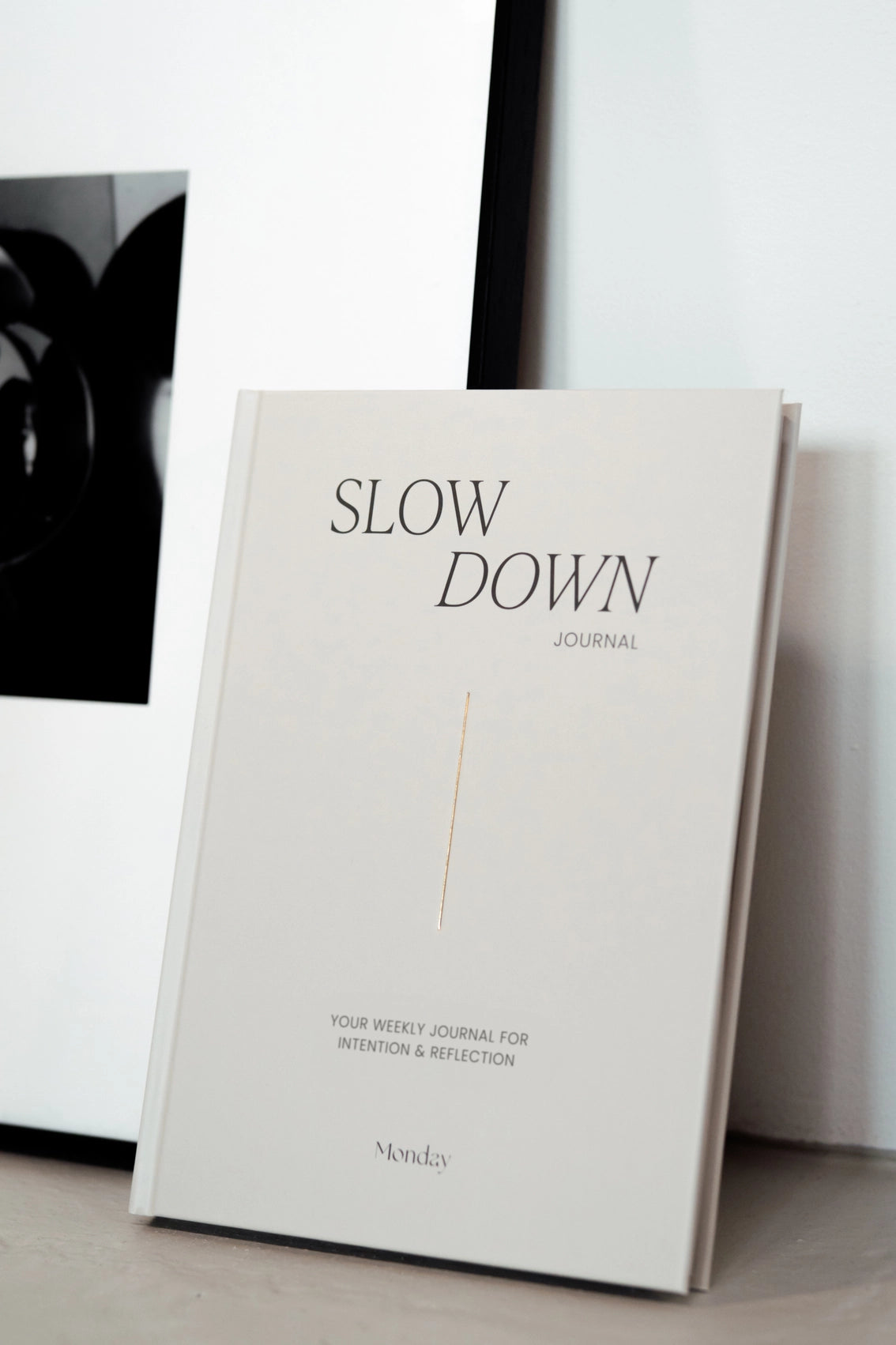 Aufgeschlagenes Slow Down Journal mit Wochenseiten zum Reflektieren und Ziele setzen