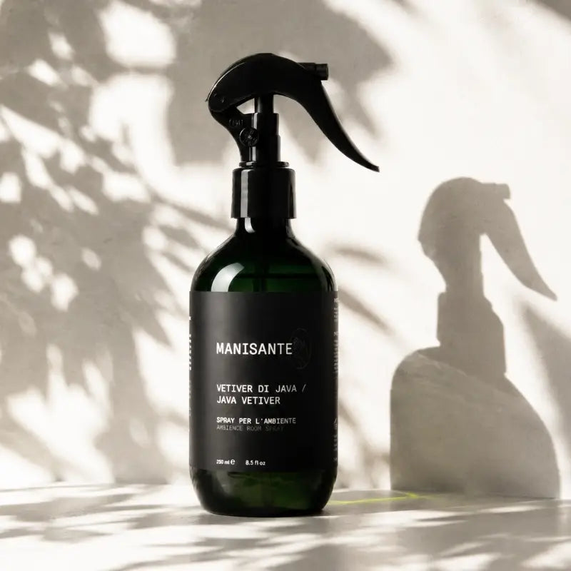 Manisante Java Vetiver Raumspray mit Schattenwurf auf heller Wand