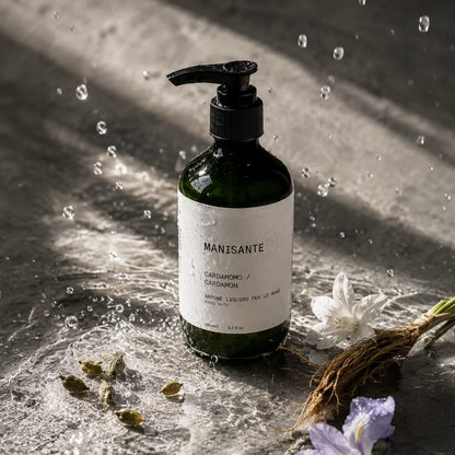 Manisante Kardamom Handseife mit Wasserspritzern und Kardamomkapseln